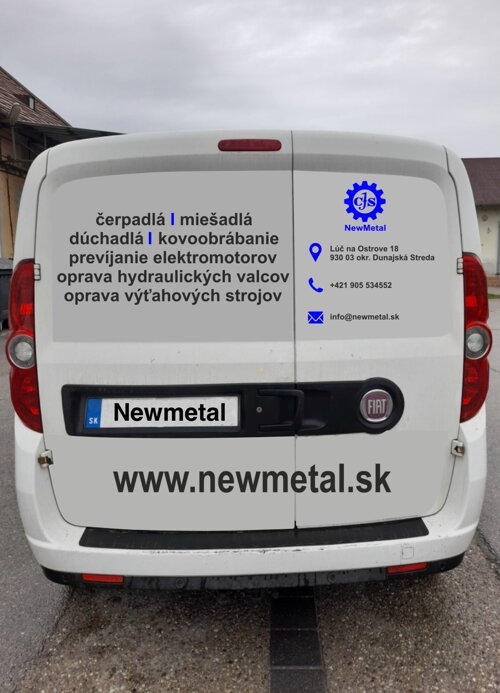 Vozidlo pre rozvoz čerpadiel zo zadu fotené s logom